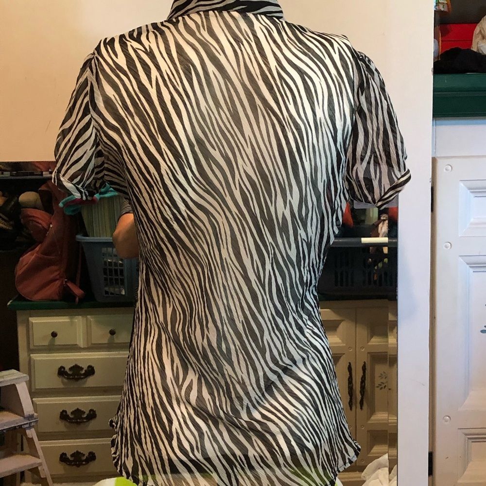 Sheer button down size M - Picture 2 of 6